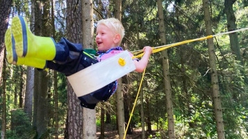 Kinder der Waldkinderbande spielen draußen